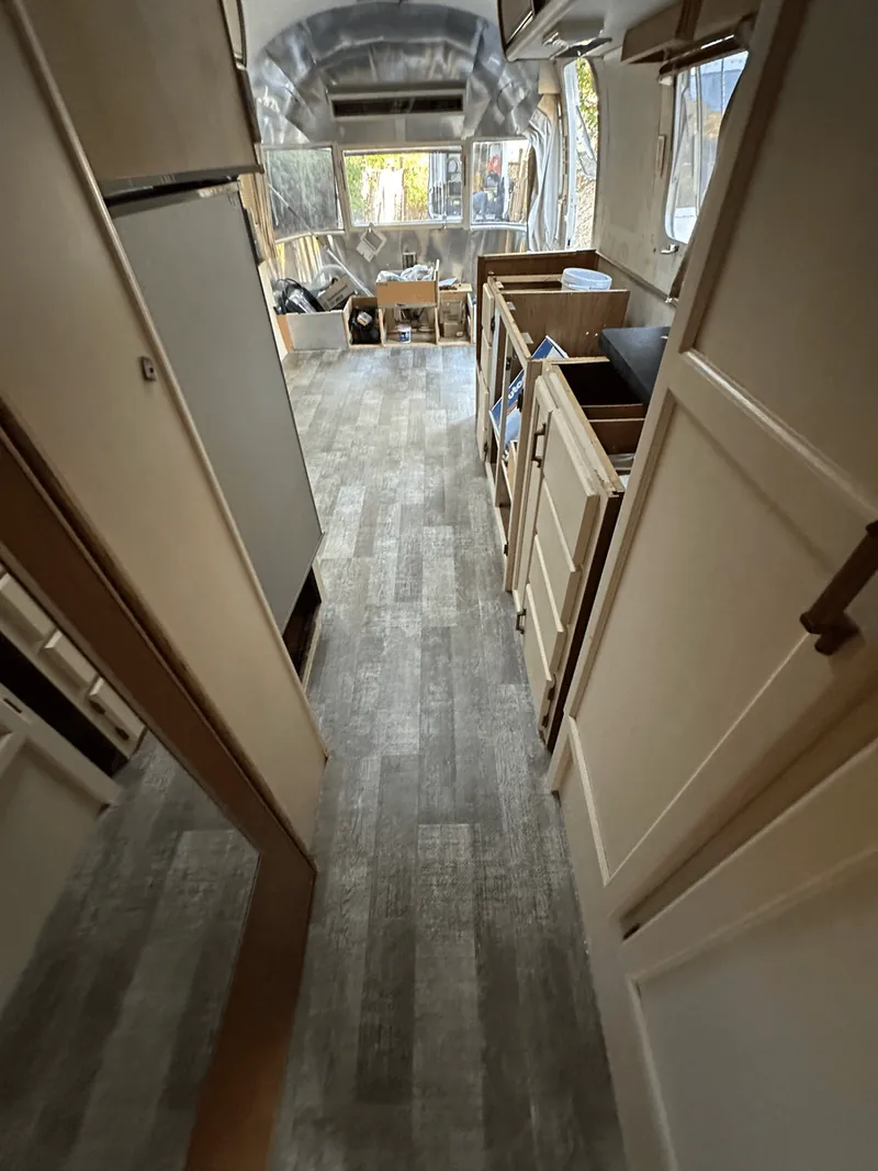 After — Airstream Excela 32 ft – Installation of Vinyl Linoleum Flooring